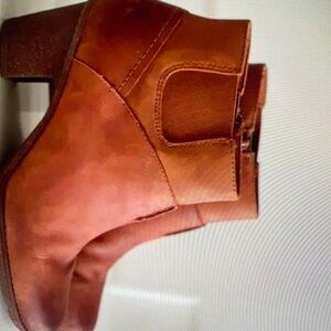 Clarks women’s boots brown olied leather size 9.5